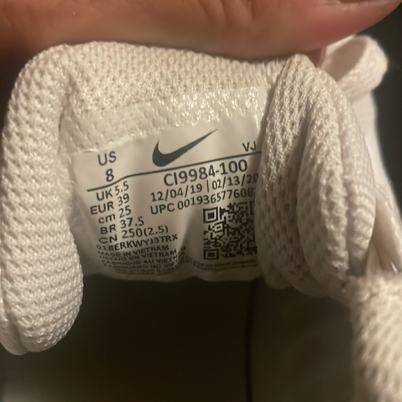 Hardly worn white Nike running shoes. Size 8 - Picture 3 of 3